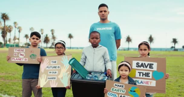 Dzieci Poważna Twarz Zmiana Klimatu Plakat Protestu Dla Przyjaznych Dla — Wideo stockowe