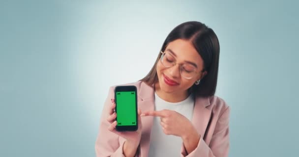 Telefone Tela Verde Mulher Feliz Com Mão Apontando Acordo Estúdio — Vídeo de Stock