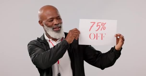 Verkauf Promotion Und Senior Black Man Mit Unterschrift Für Einen — Stockvideo