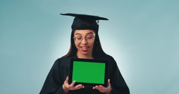 스튜디오 배경에 마케팅을위한 행복한 태블릿 디스플레이 모크업을 보여주는 졸업생의 초상화 — 비디오