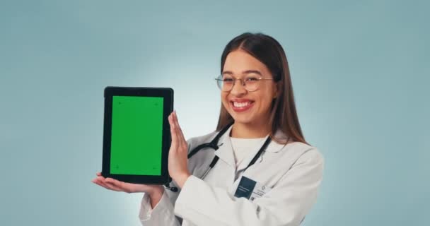 Retrato Mulher Médico Com Tablet Cromakey Estúdio Para Telessaúde Cuidados — Vídeo de Stock