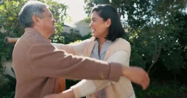 そして 訪問中に絆を結ぶために一緒に家の庭で娘とシニアの父親 裏庭で屋外の女性を抱擁する老人との愛 — ストック動画