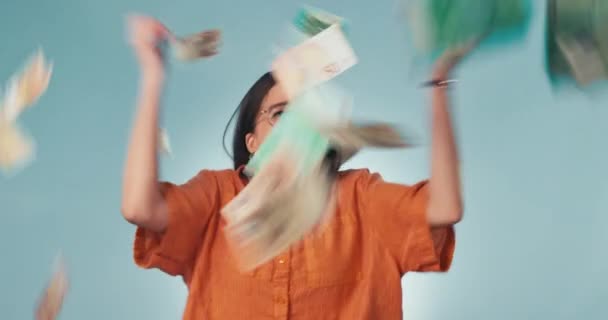 Mujer Feliz Lluvia Dinero Celebración Libertad Financiera Ganar Premio Lotería — Vídeo de stock