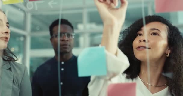 Zwarte Vrouw Schrijven Plannen Glas Muur Met Creatief Teamwerk Informatie — Stockvideo