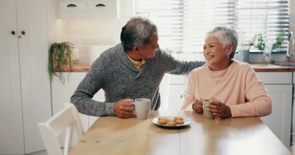Couple Aîné Baiser Coller Dans Cuisine Avec Café Retraite Conversation — Video