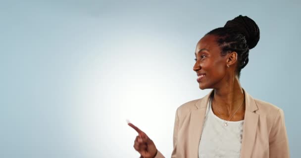 Cara Señalando Una Mujer Negra Fondo Estudio Para Anuncio Marketing — Vídeos de Stock