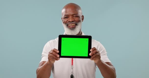 Tablet Tela Verde Homem Negro Maduro Treinador Fitness Personal Trainer — Vídeo de Stock