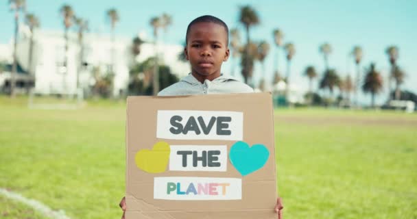 Παιδί Σοβαρό Πρόσωπο Και Αφίσα Υπερθέρμανσης Του Πλανήτη Για Οικολογικό — Αρχείο Βίντεο