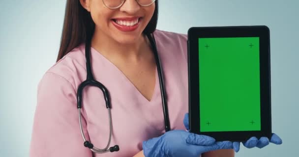 Медсестра Счастливая Женщина Планшетом Зеленым Экраном Студии Телездоровья Онлайн Здравоохранения — стоковое видео