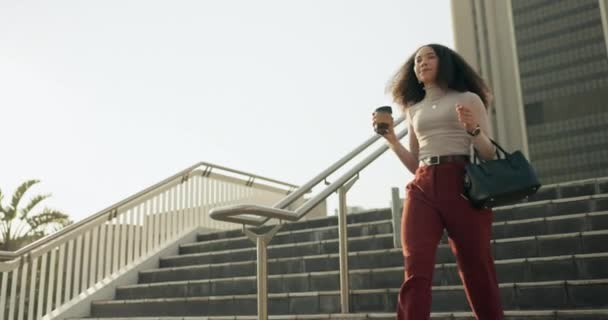 Geschäftsleute Frauen Und Spaziergänge Auf Treppen Mit Kaffee Der Stadt — Stockvideo