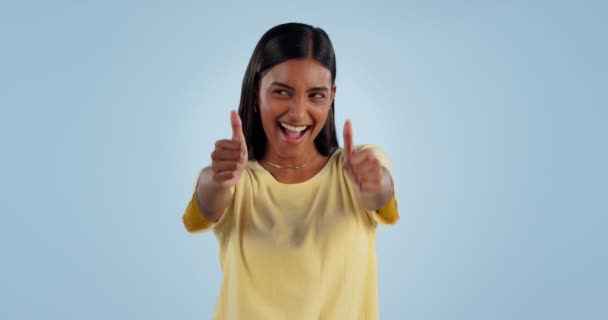 Щаслива Жінка Танці Великі Пальці Успіху Хороша Робота Або Перемога — стокове відео