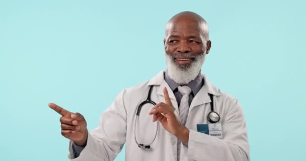 Arzt Glücklicher Und Reifer Schwarzer Zeigt Auf Kardiologische Nachrichten Medizinische — Stockvideo
