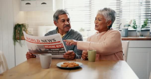 Старша Пара Читання Газета Вдома Щасливим Оголошенням Або Історією Преси — стокове відео