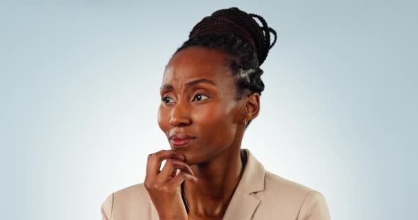 黑人妇女在演播室里的思考 怀疑和面容 带有想法 疑问或困惑的表情 被灰色背景隔离的具有决策面的问题解决 选择和年轻非洲女性模式 — 图库视频影像