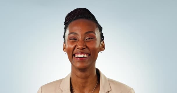Африканка Женщина Лицо Счастливого Предпринимателя Студии Синий Фон Макет Успеха — стоковое видео