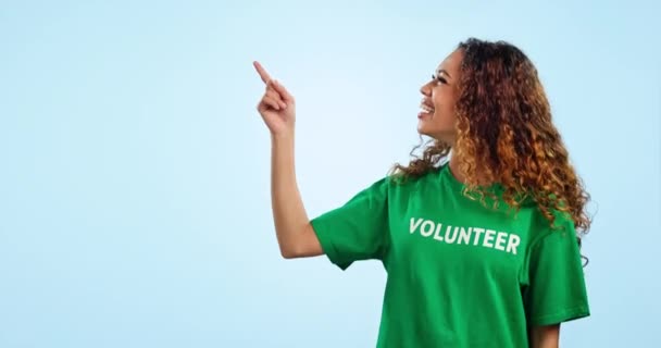 Rostro Mujer Voluntario Señalando Promoción Anuncio Fondo Estudio Azul Retrato — Vídeos de Stock