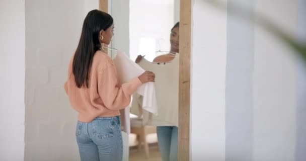 Espelho Dúvida Mulher Com Escolha Roupas Loja Moda Estilo Boutique — Vídeo de Stock