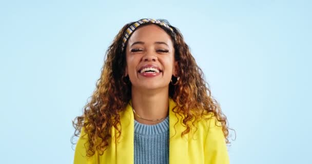 Посмішка Обличчя Жінка Сміються Студії Упевненістю Хорошим Настроєм Жартом Синьому — стокове відео