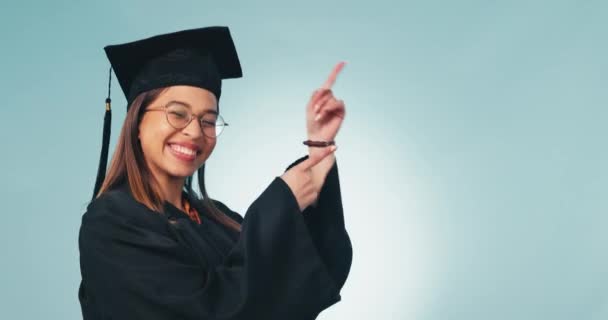 毕业和女人与晋升 指向和公告的蓝色工作室背景 人物形象 人物形象 模特儿与手势 教育与成就与庆祝与成功 — 图库视频影像