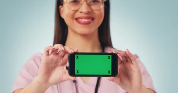 Portrét Zdravotní Sestry Šťastné Ženy Telefonem Zelenou Obrazovkou Studiu Pro — Stock video