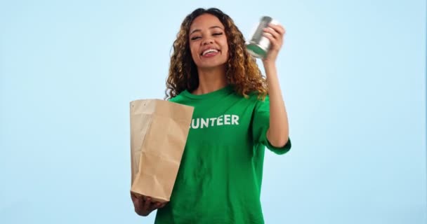Chica Voluntaria Comida Donación Estudio Sonrisa Cara Producto Enlatado Para — Vídeo de stock
