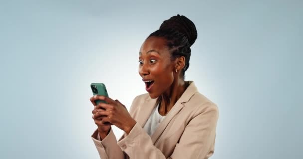 商业女性 工作室和电话与庆祝 拳头和兴奋的蓝色背景奖品 非洲商人 股票智能手机 赌博或金融科技促进金融自由的礼物 — 图库视频影像