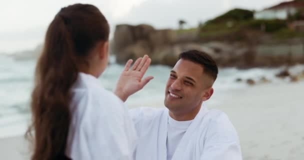 Karate Choca Esos Cinco Abrázate Con Una Familia Playa Juntos — Vídeo de stock