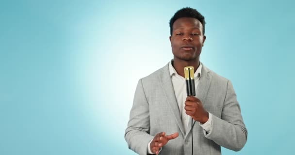 Repórter Notícia Boletim Meteorológico Homem Negro Está Apontando Para Informações — Vídeo de Stock