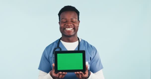 Портрет Медсестры Счастливый Мужчина Планшетом Зеленым Экраном Студии Телездоровья Онлайн — стоковое видео