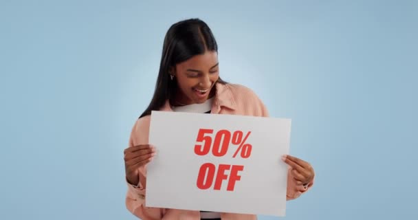 Šťastná Žena Billboard Prodej Sleva Ceny Nebo Nákupní Smlouvy Pozadí — Stock video
