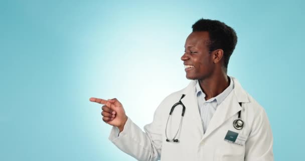 Homme Noir Médecin Pointant Studio Pour Des Conseils Soins Santé — Video