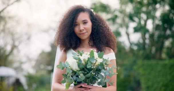 Γάμος Στον Κήπο Πορτρέτο Της Νύφης Μπουκέτο Λουλουδιών Και Χαμόγελο — Αρχείο Βίντεο