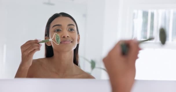 Meisje Spiegel Badkamer Voor Huidverzorging Roller Huidverzorging Met Jade Product — Stockvideo