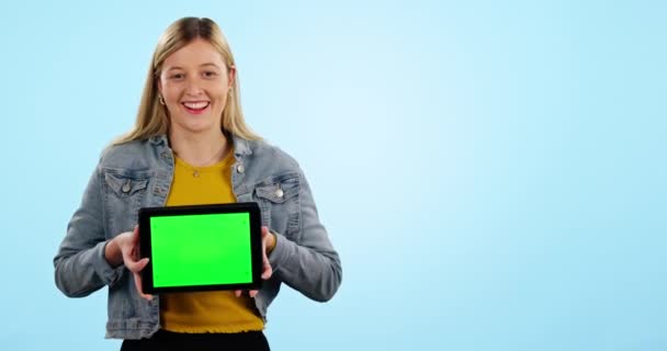Frau Tablet Und Raum Mit Grünem Bildschirm Studio Promotion Oder — Stockvideo