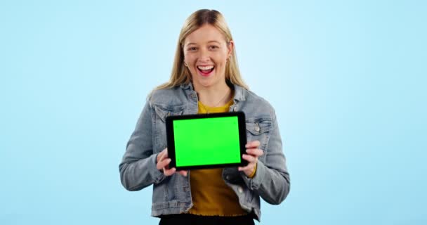 Tabletta Zöld Képernyő Mosollyal Stúdióban Promóció Márka Alkalmazás Kék Háttér — Stock videók