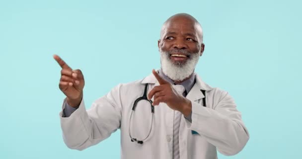 微笑和成熟的黑人男子指向医药销售 医院公告或广告促销 关于蓝色背景的工作室广告指导 护士通知或肖像外科医生介绍 — 图库视频影像