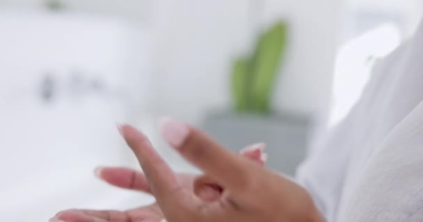 Cilt Bakımı Kadın Ellerinde Krem Sağlık Lüks Banyosunda Kişisel Bakım — Stok video