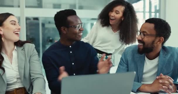 Gente Negocios Cinco Éxito Portátil Para Ganar Celebración Trabajo Equipo — Vídeo de stock