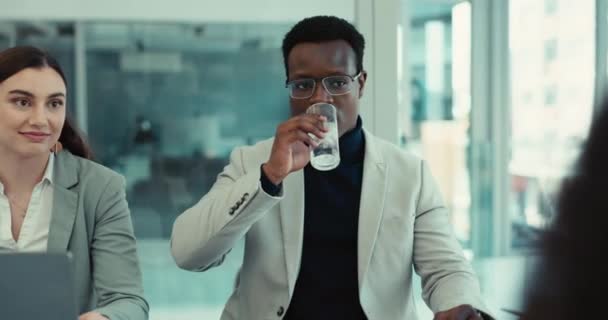 Gente Negocios Hombre Negro Reunión Con Líder Sociedad Agua Potable — Vídeo de stock