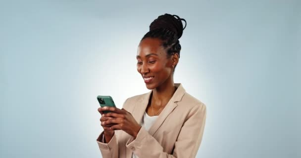 Telefon Uśmiech Czarna Kobieta Studiu Wpisując Wiadomość Mediach Społecznościowych Aplikacji — Wideo stockowe