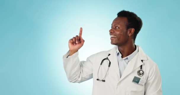 男人的脸和指向医疗广告和在工作室的肖像公告 黑人男性职业 具有蓝色背景的医疗保健选择和晋升信息的模拟空间 — 图库视频影像