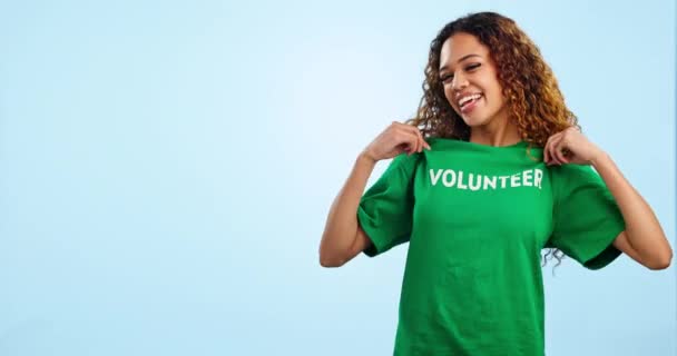 Cara Mulher Voluntária Com Motivação Apontando Anunciando Fundo Estúdio Azul — Vídeo de Stock