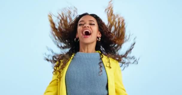 Gelukkige Vrouw Dansend Enthousiast Met Energie Een Studio Plezier Vrijheid — Stockvideo