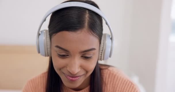 Kobieta Uśmiech Słuchawki Pokoju Muzyka Dźwięk Relaks Szczęśliwy Indianin Słuchać — Wideo stockowe