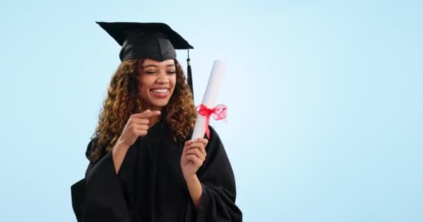 Boldog Diák Érettségi Bizonyítvánnyal Diploma Ünneplésére Stúdió Háttérrel Női Vagy — Stock videók