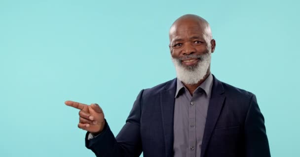 Şaret Gösteri Dünyasından Siyahi Adam Duyuru Haber Bilgi Için Stüdyoda — Stok video
