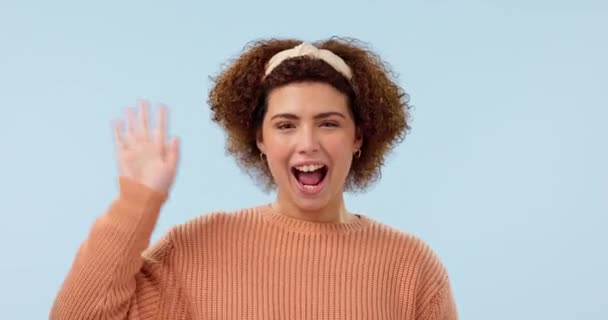 Щаслива Жінка Хвиля Привітання Портреті Спілкування Рукою Енергією Ізольовані Синьому — стокове відео