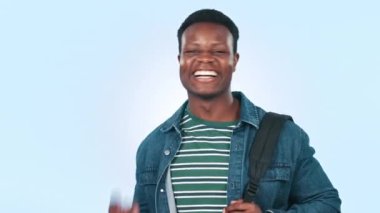 Gülümse, flört et ve stüdyodaki siyah adamın yüzü olumlu, iyi ve mutlu bir tavırla. Mutluluk, heyecanlı ve beyaz arka planda izole edilmiş eğlenceli kişiliğe sahip genç Afrikalı erkek modelin portresi..