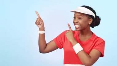 Tenis, siyahi kadın puan ve stüdyo spor bilgileri, fitness reklamı veya eğitim haberleri, reklamcılık veya duyuru. Spor portresi, maket alanı ve mavi arka planda heyecanlı Afrikalı oyuncu.