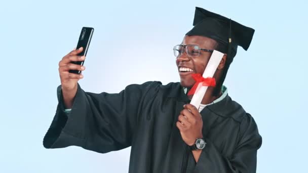 Mezuniyet Özçekimi Üniversite Profil Fotoğrafı Diploma Mavi Arkaplan Sertifikası Olan — Stok video